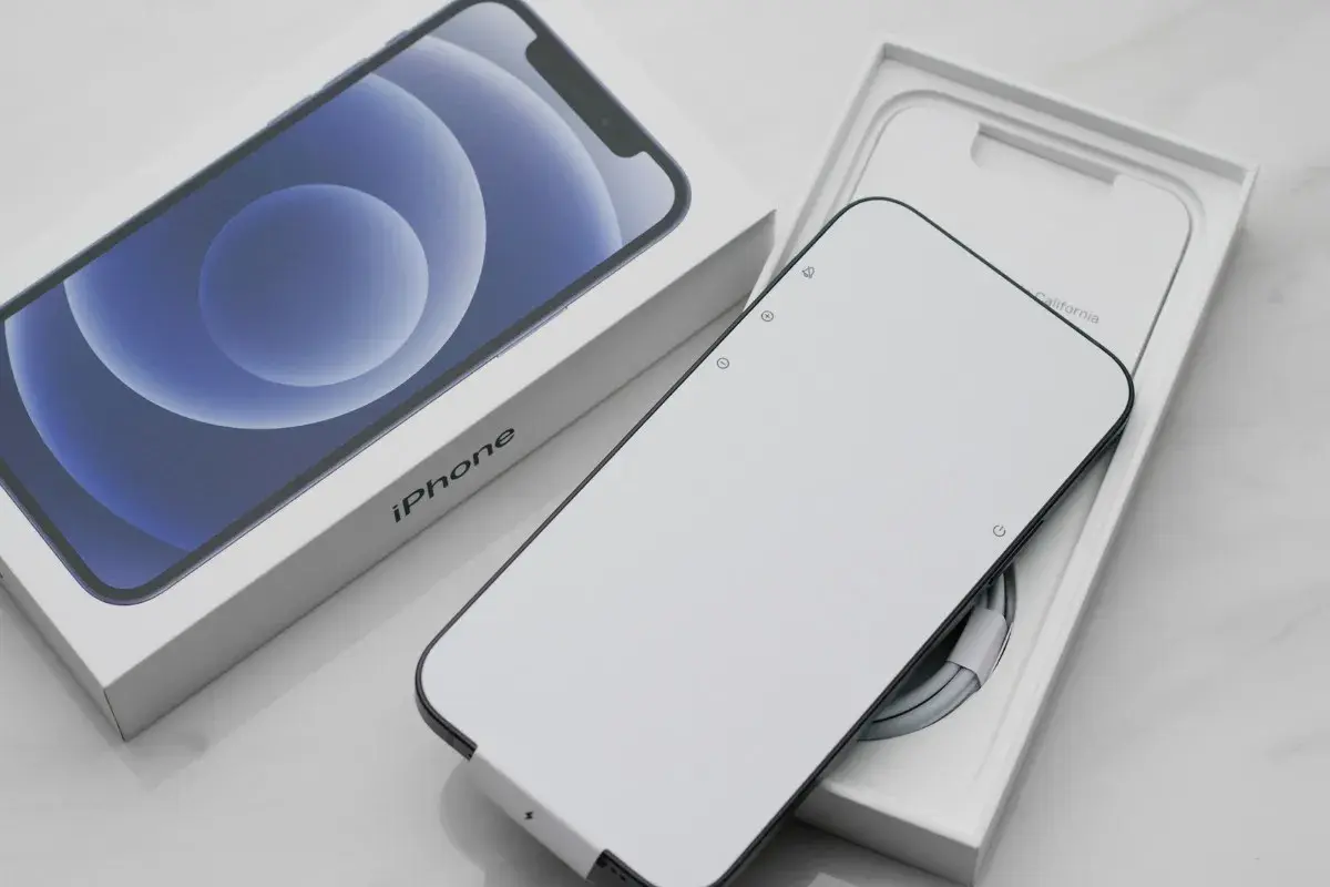Nowy iPhone z iOS 17 w pudełku, gotowy do pierwszego uruchomienia.