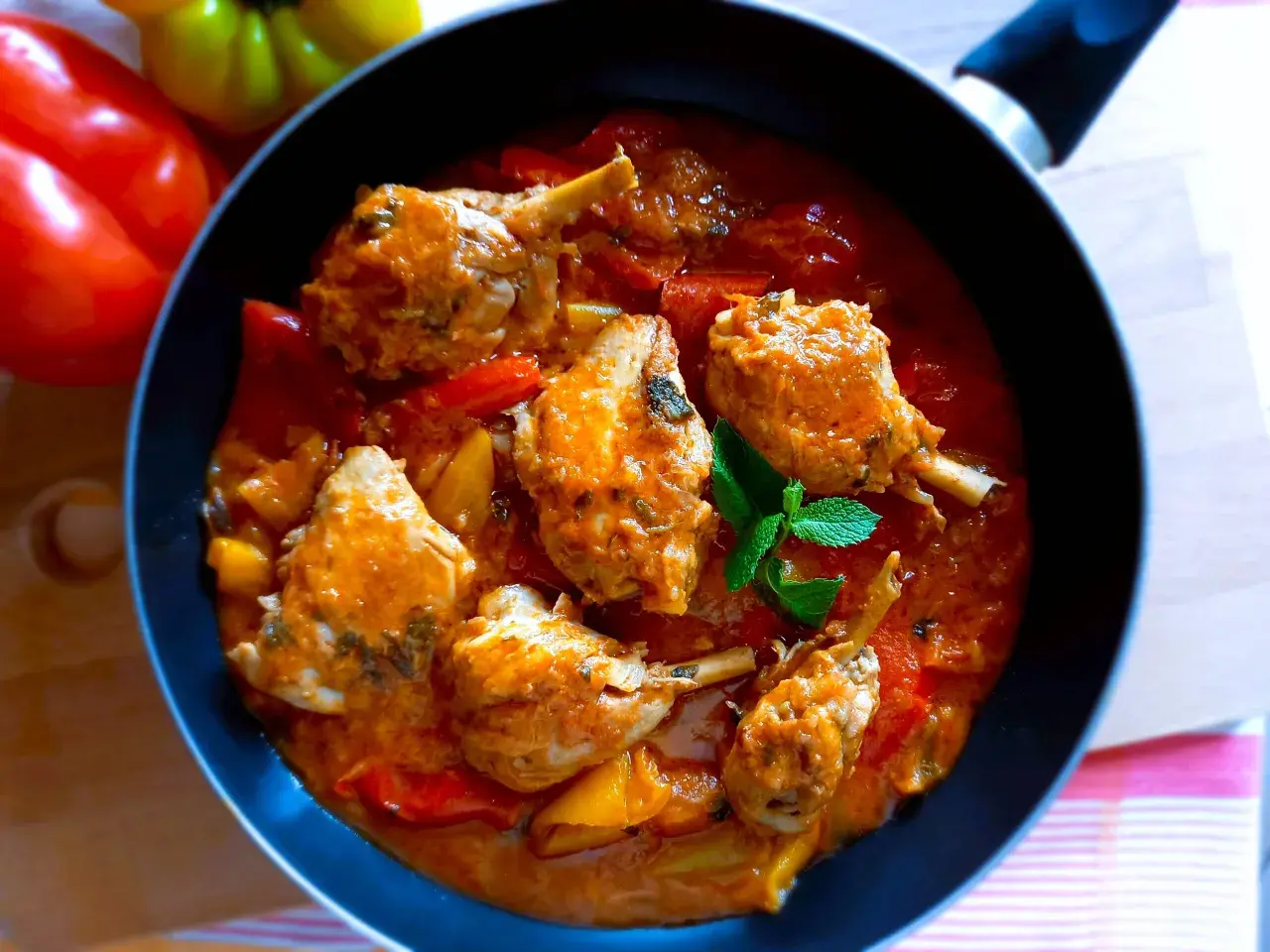 Pollo e peperoni alla romana, un piatto saporito e colorato, pronto per essere gustato.