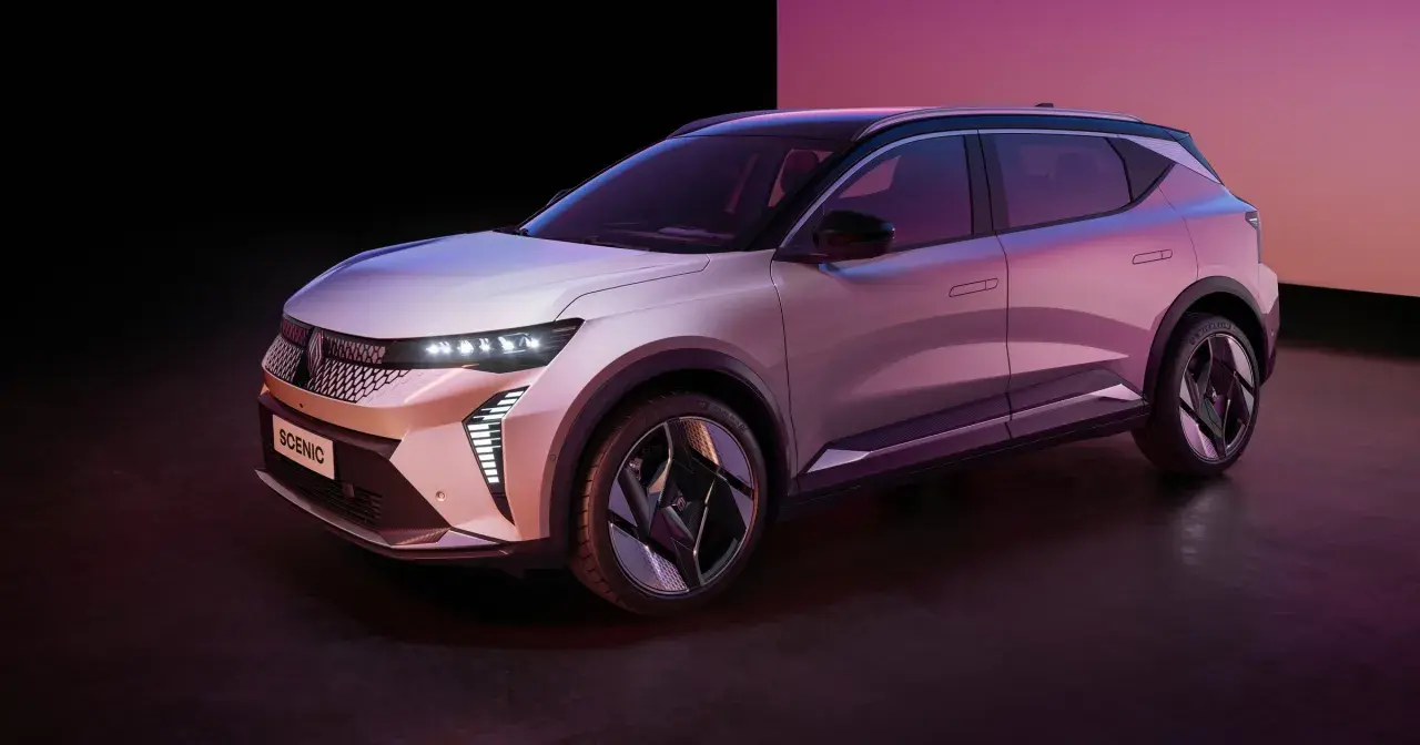Nowy Renault Scenic 3, elektryczny SUV, prezentuje się w stylowym, różowo-fioletowym oświetleniu.