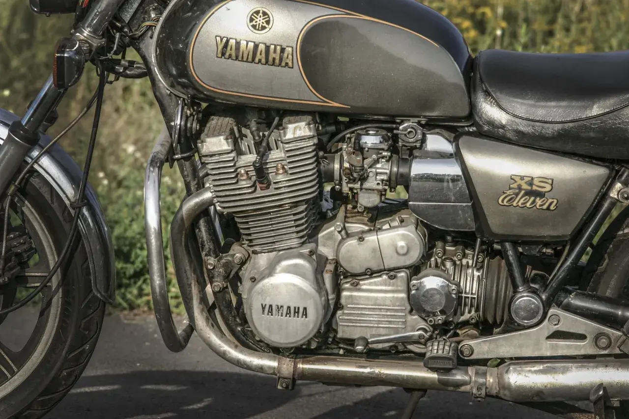 Klasyczny motocykl Yamaha XS 1100 z widocznym silnikiem i zbiornikiem paliwa.