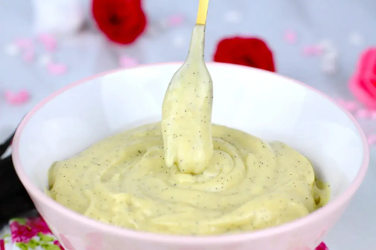Crema pastelera casera, perfecta para tu próxima receta. Su textura sedosa y puntos de vainilla la hacen irresistible.