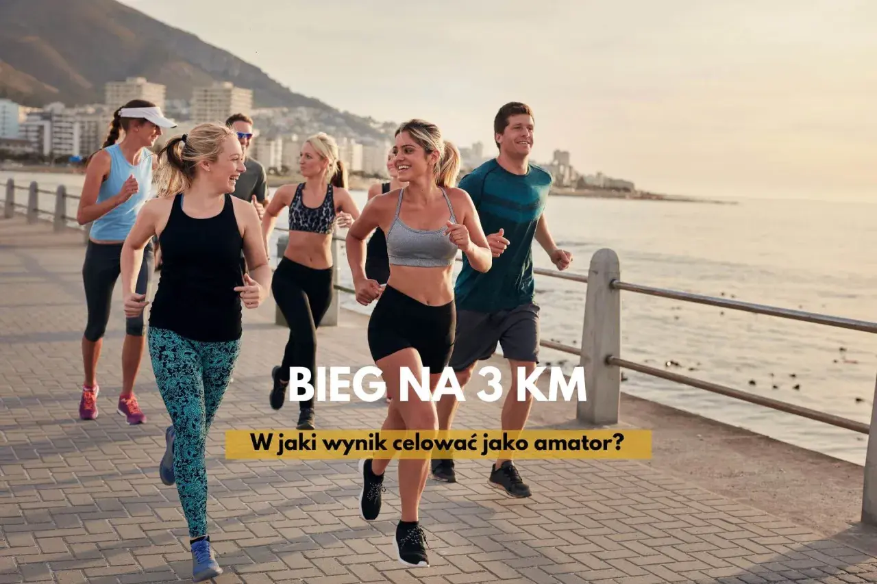 Grupa przyjaciół cieszy się treningiem biegowym na 3 km nad morzem.