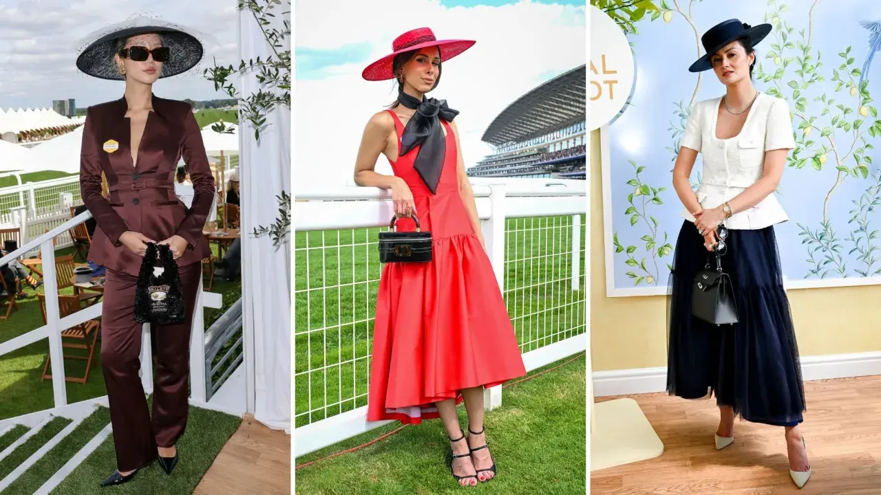 Drei Frauen in eleganten Outfits und Hüten bei einem Pferderennen.