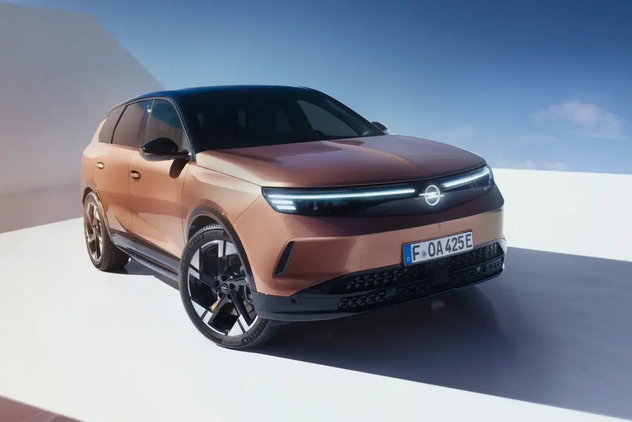Nowy Opel Grandland w kolorze miedzianym, z nowoczesnymi światłami LED. Sprawdź jego atrakcyjną opel grandland cena.