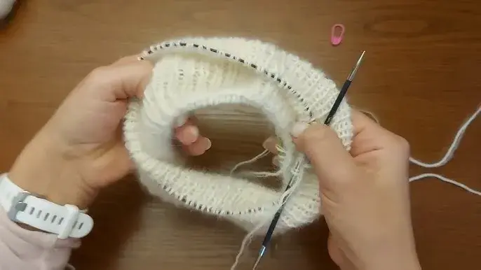 Jak zwęzić sweter robiony na drutach i uzyskać idealne dopasowanie