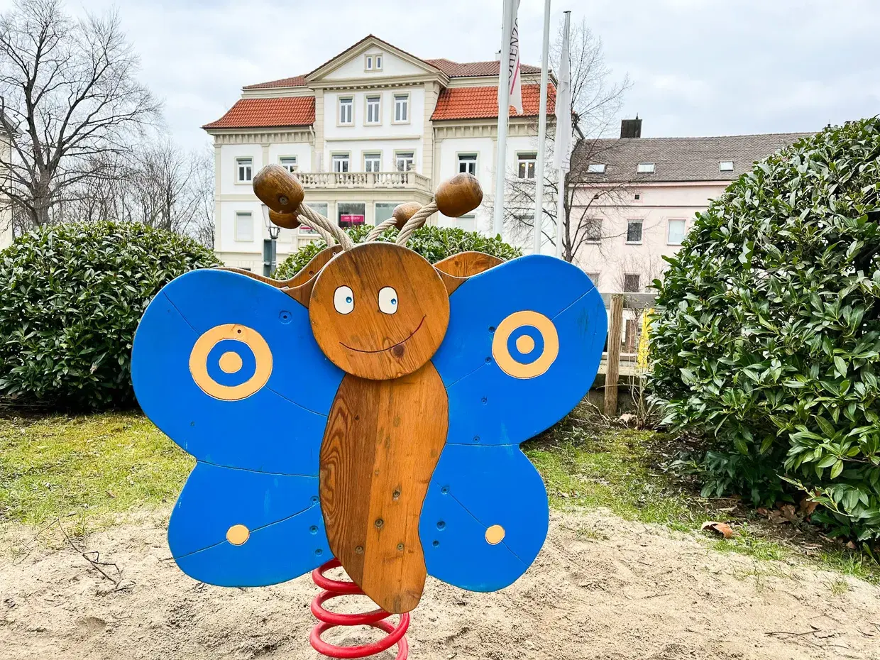 Ein bunter Schmetterling auf dem Schaukelweg Hechingen, bereit für fröhliche Kinder.