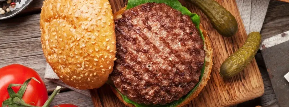 Jakie mięso na burgera? Odkryj najlepsze opcje dla smaku i soczystości
