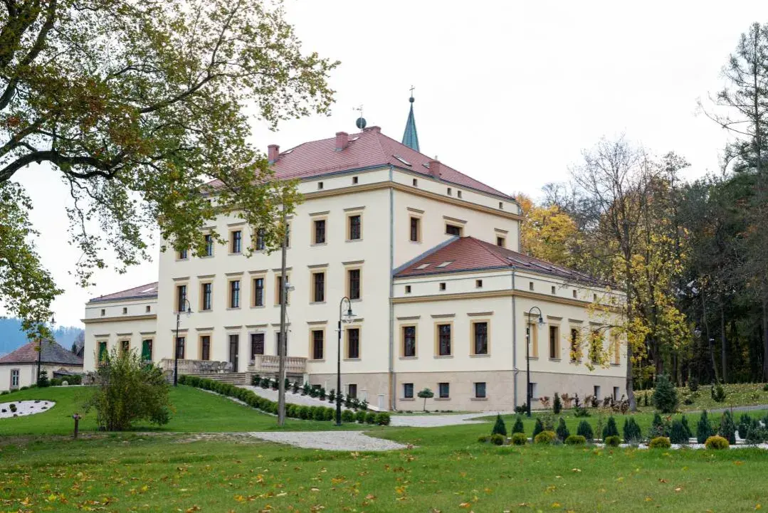 Pałac w Lubiechowej: niezwykły hotel z historią w Górach Kaczawskich