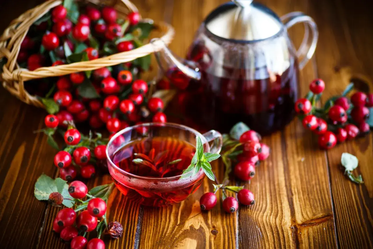 Domowa herbata z dzikiej róży - prosty przepis na naturalny napój