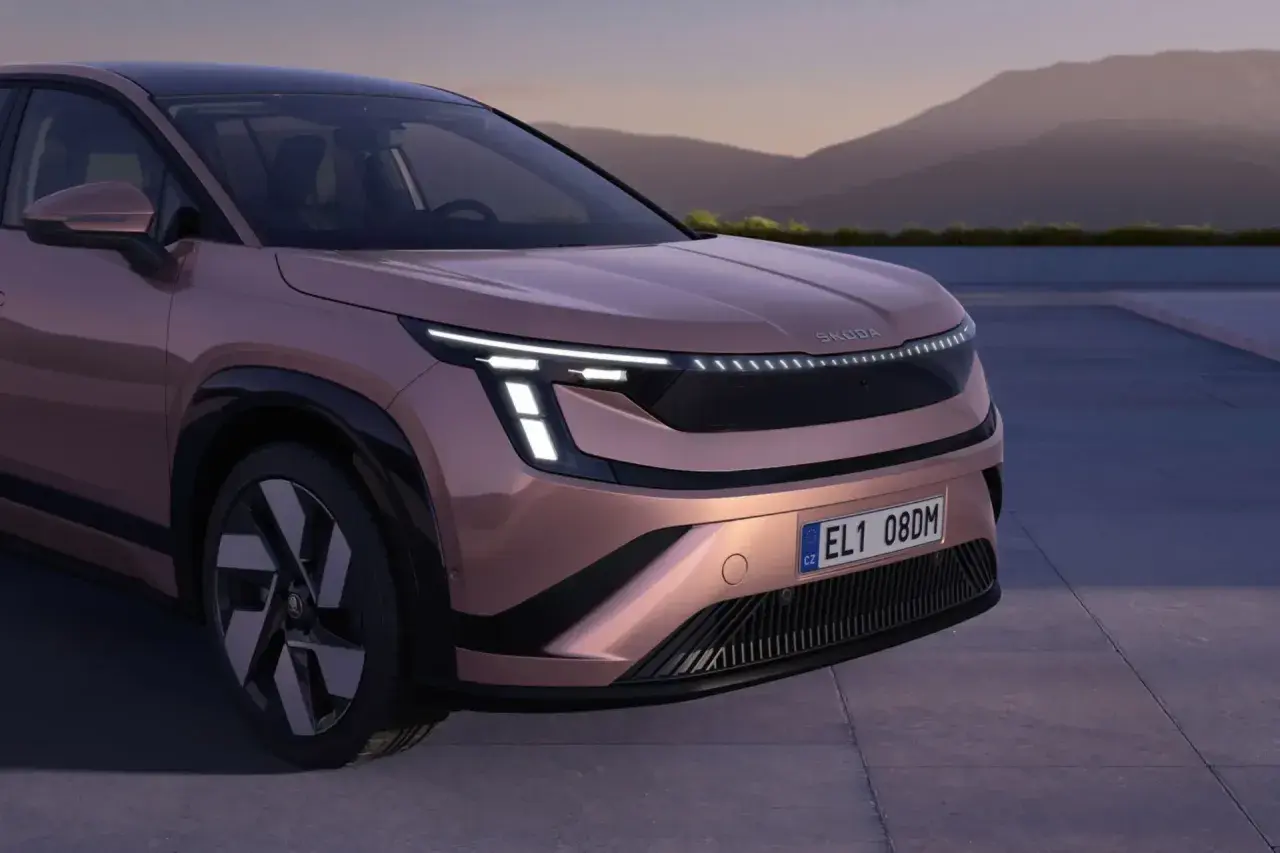 Nowy skoda suv w kolorze miedzianym, z futurystycznymi światłami LED i czarnymi akcentami, prezentuje się elegancko na tle górskiego krajobrazu.
