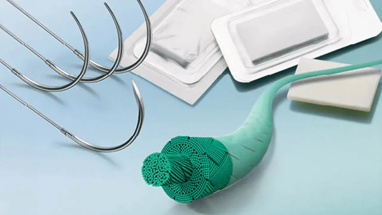 Aiguilles chirurgicales et fil de suture non résorbable, prêt à rester dans la plaie pour une guérison optimale.