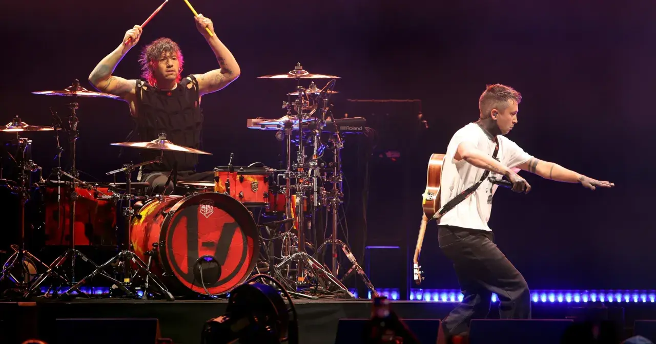 Tyler Joseph i Josh Dun z twenty one pilots na jednym z ich ekscytujących koncertów.