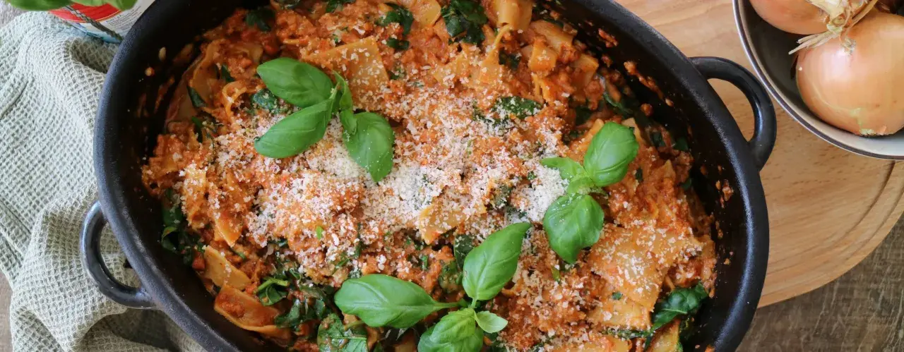 En krämig one pot lasagne med spenat och parmesan, toppad med färsk basilika. Enkel och god middag!