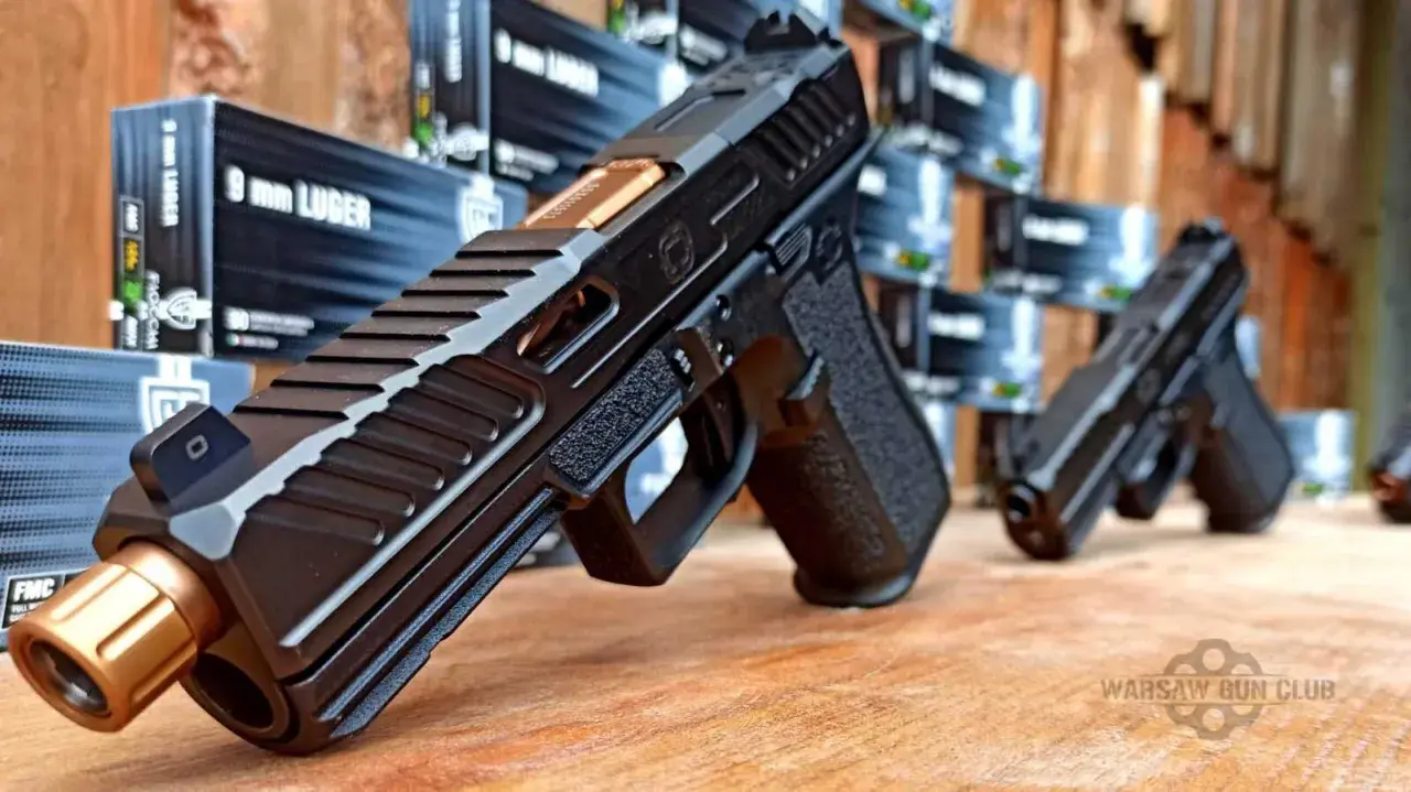 Pistolet 9 mm Luger, gotowy do użycia po uzyskaniu pozwolenia na broń. W tle pudełka z amunicją.