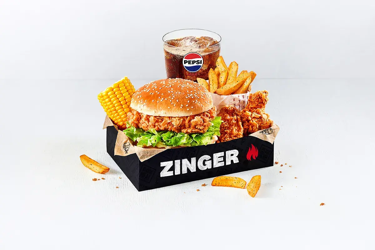 Pyszny Zinger Box z burgerem, kurczakiem, frytkami, kukurydzą i Pepsi. Idealny zestaw, by zaspokoić głód i sprawdzić zinger kcal.