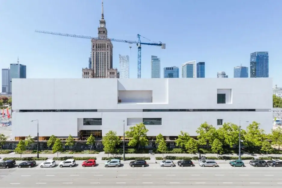 Muzeum sztuki nowoczesnej w Warszawie: kontrowersje i architektura