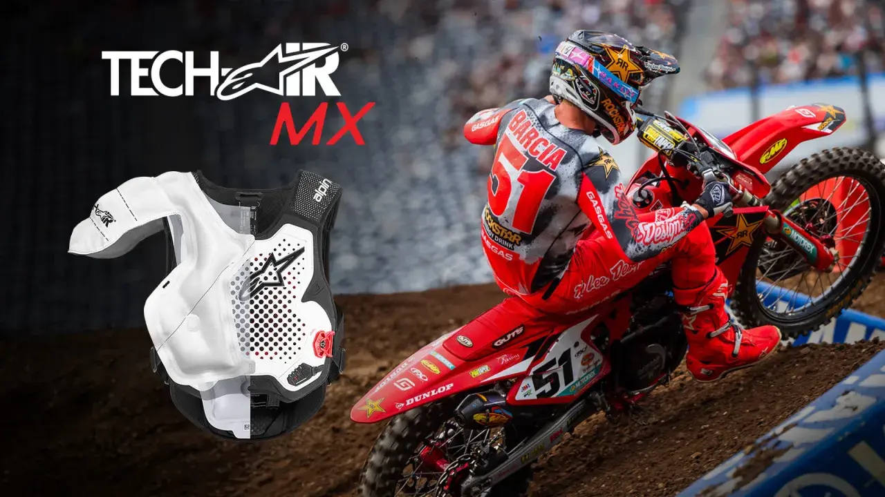 Buzer Alpinestars Tech-Air MX chroni zawodnika podczas wyścigów. Widoczny motocyklista w czerwonym stroju z numerem 51.
