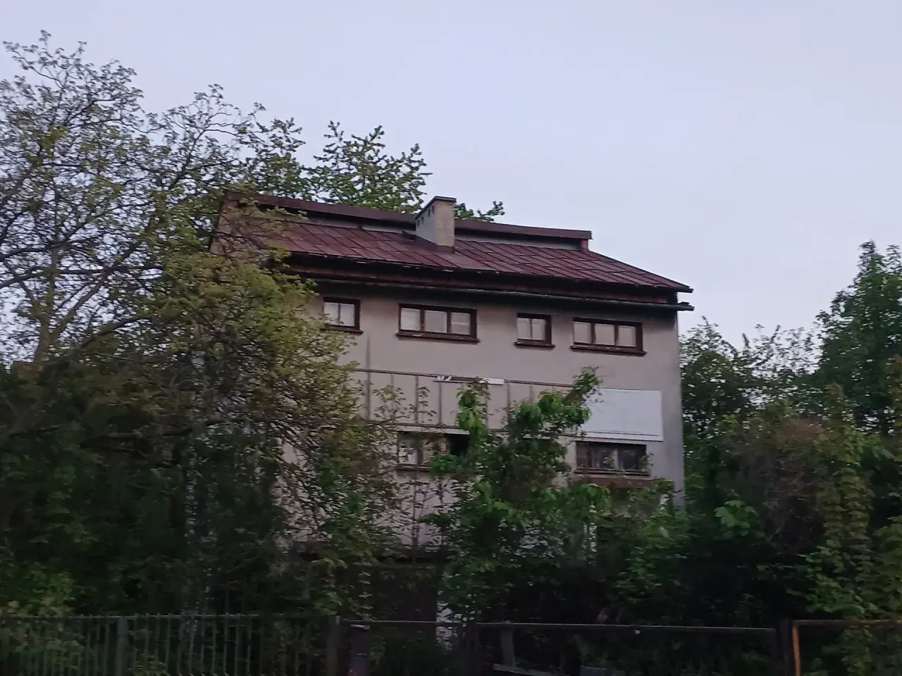 Stary, zaniedbany budynek otoczony drzewami, który według legend jest najbardziej nawiedzonym domem w Polsce.