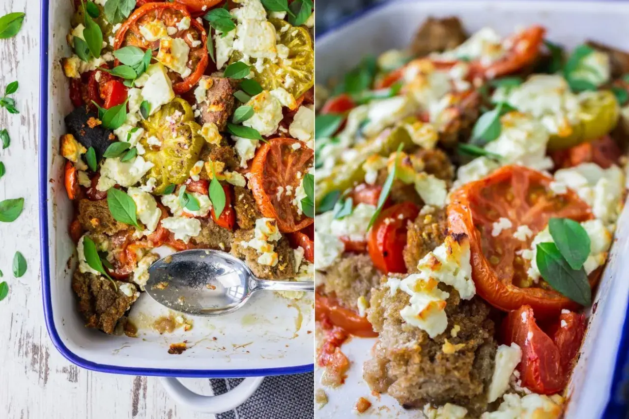 Herzhafter Tomatensalat mit Feta und Brotstücken, frisch aus dem Ofen. Ein köstliches Gericht, das Lust auf mehr macht.