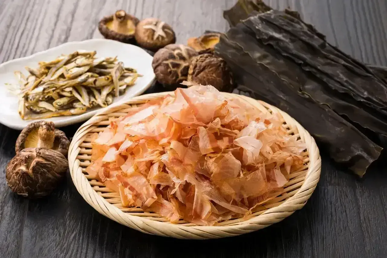 Suszone sardelki, grzyby shiitake, wodorosty kombu i płatki bonito – składniki pełne głębokiego smaku umami.
