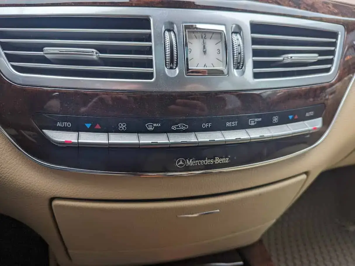 Panel de control del aire acondicionado de un Mercedes-Benz con botones para resetear el sistema.
