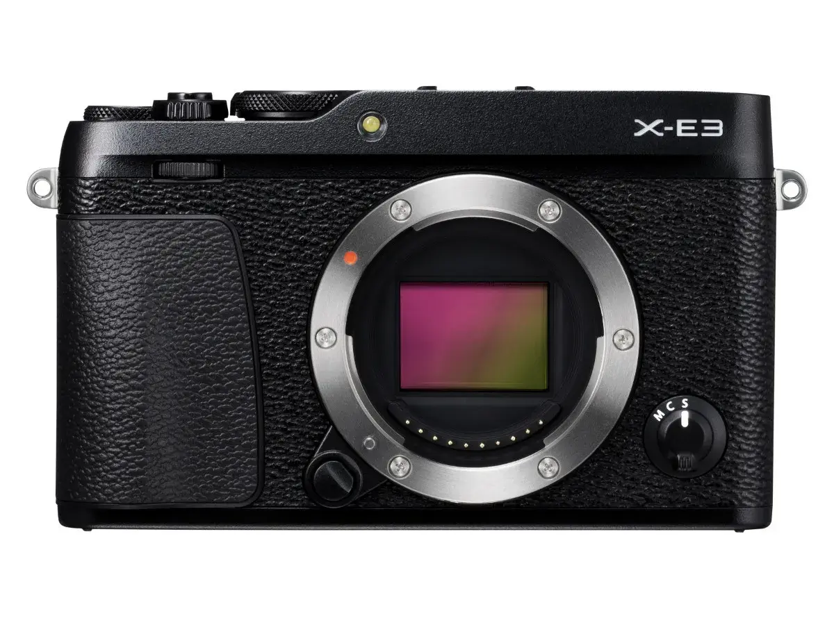 Elegancki aparat Fujifilm X-E3 z obiektywem, gotowy do uchwycenia wyjątkowych chwil.