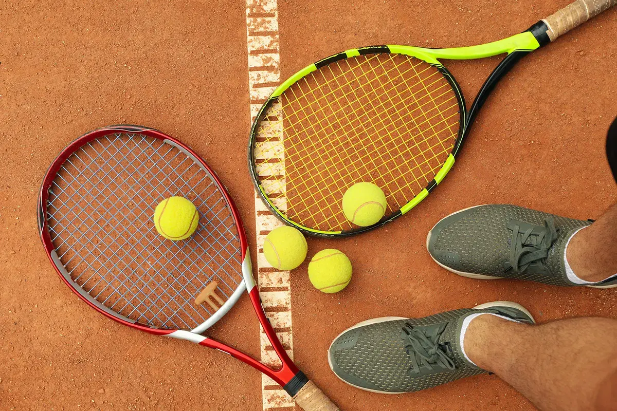 Dwie rakiety tenisowe i cztery piłki na korcie ziemnym. Czas na tie-break, decydującą rozgrywkę!