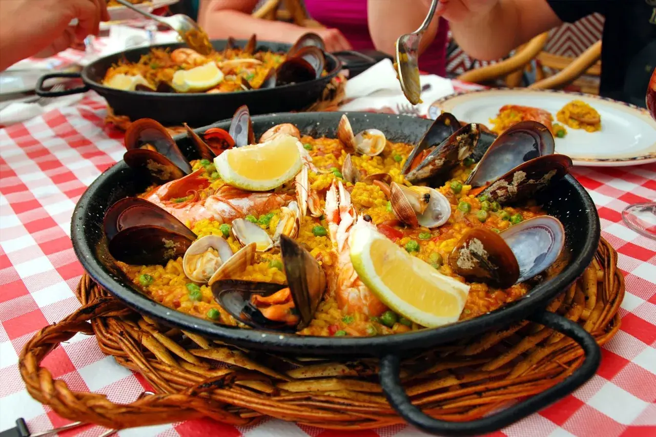 En stor paella med musslor, räkor och citronklyftor. En härlig matupplevelse i Barcelona.