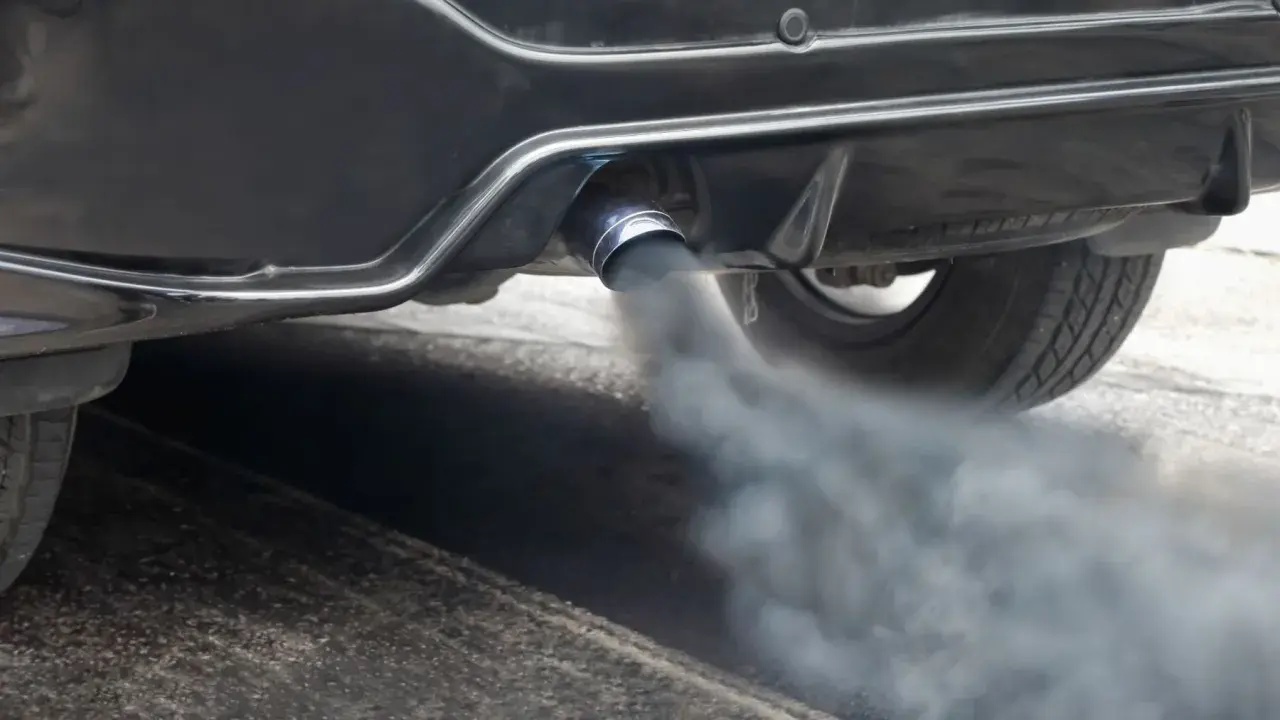 El coche emite humo negro por el escape, indicando que se puede circular con el turbo roto, pero no es recomendable.