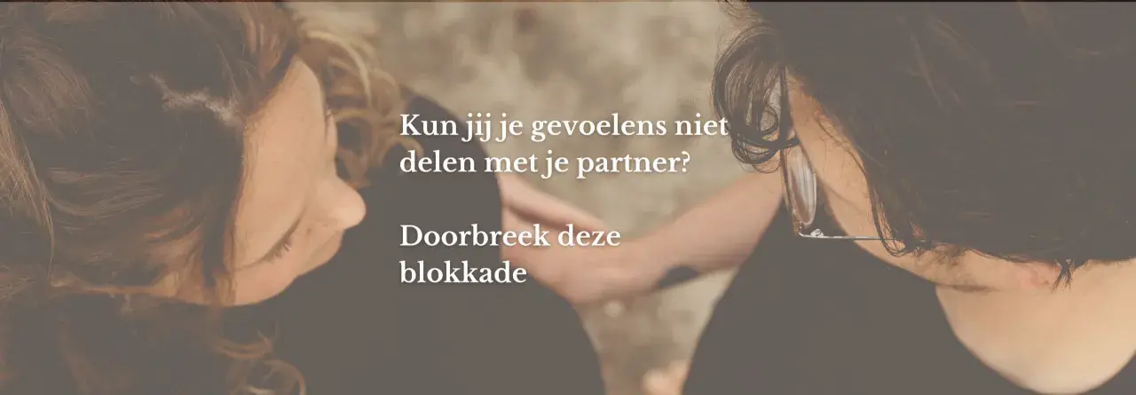 Twee personen kijken naar elkaar, handen verstrengeld. Tekst: "Kun jij je gevoelens niet delen met je partner? Doorbreek deze blokkade.