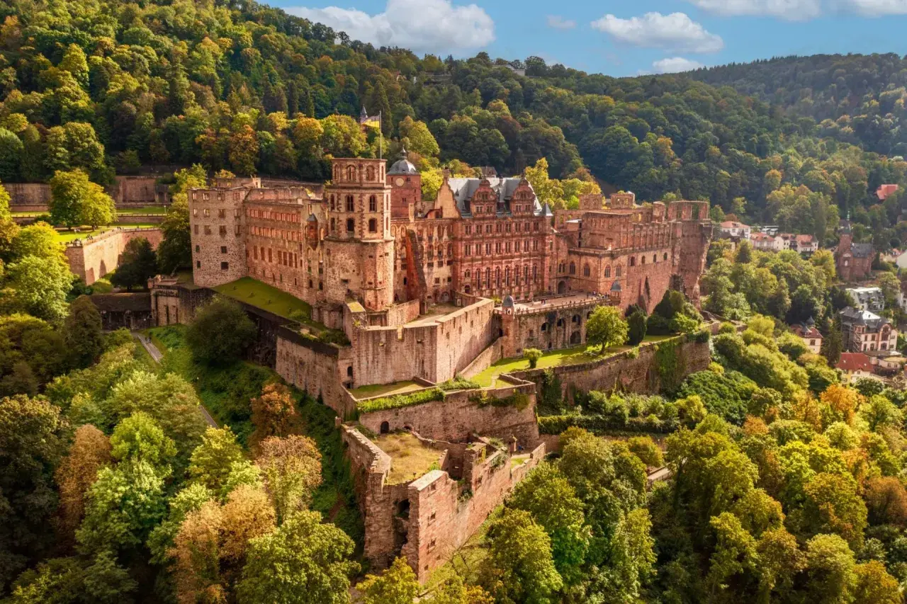 Zamek w Heidelbergu, symbol romantycznych Niemiec, wznosi się na wzgórzu pośród jesiennych drzew.