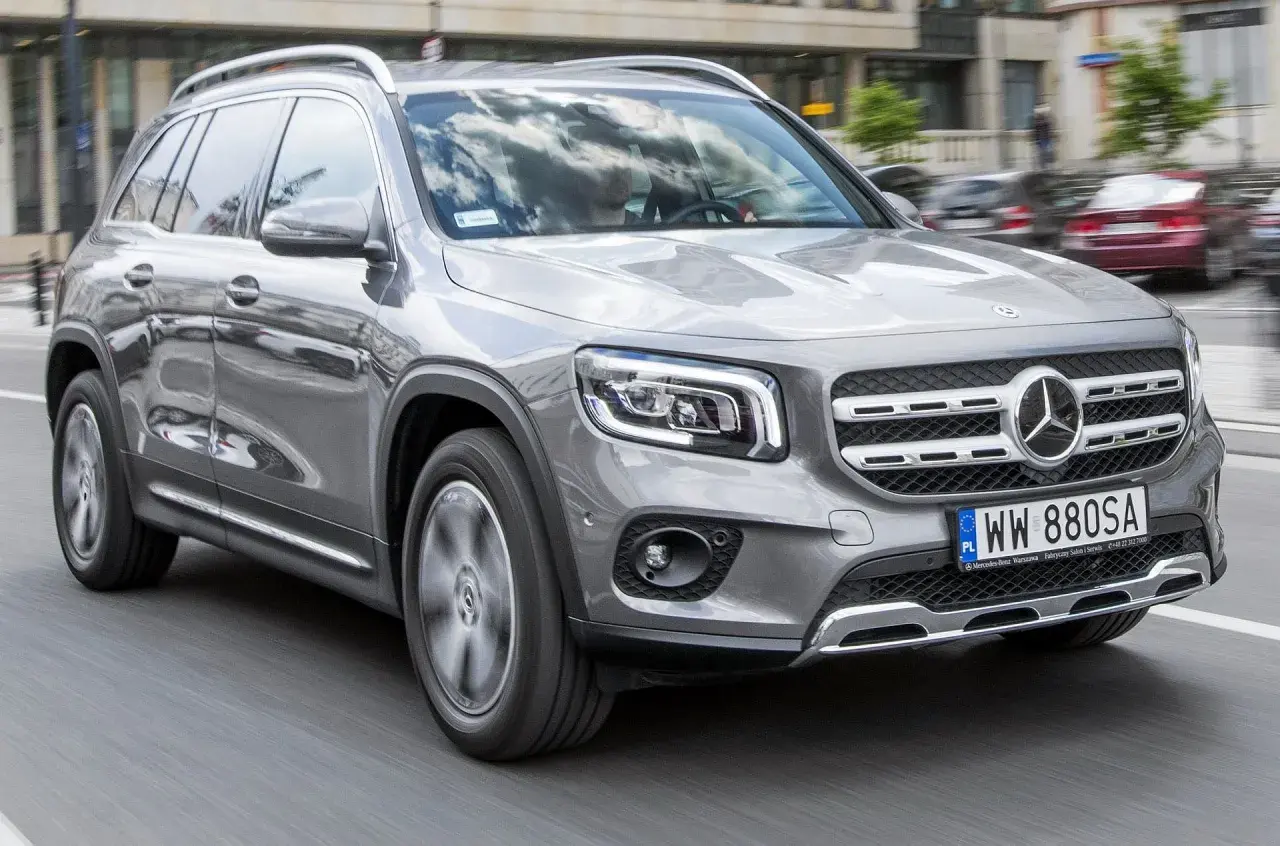 Szary Mercedes GLB na drodze. Wiele osób szuka mercedes glb opinie, by podjąć decyzję o zakupie.