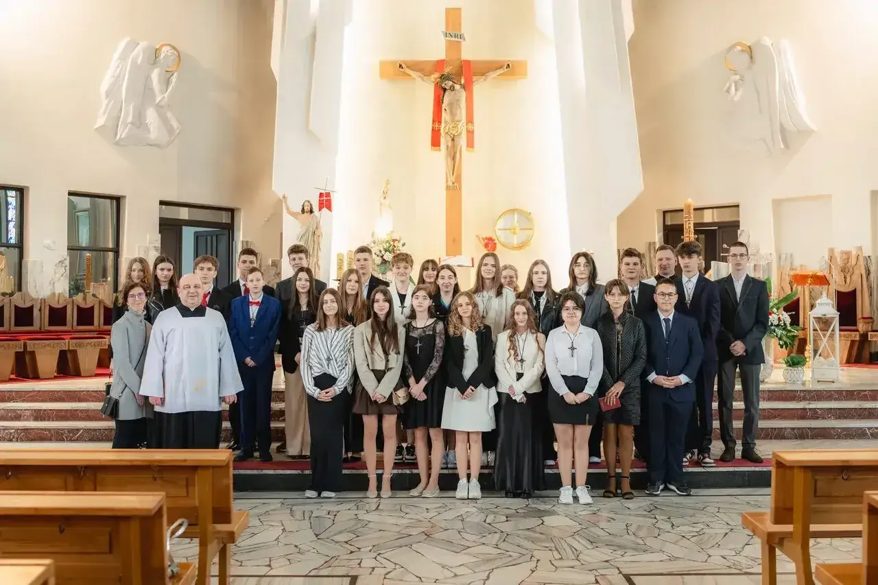 Młodzież w kościele, gotowa do bierzmowania w jakim wieku. Uroczystość z księdzem i rodzinami.