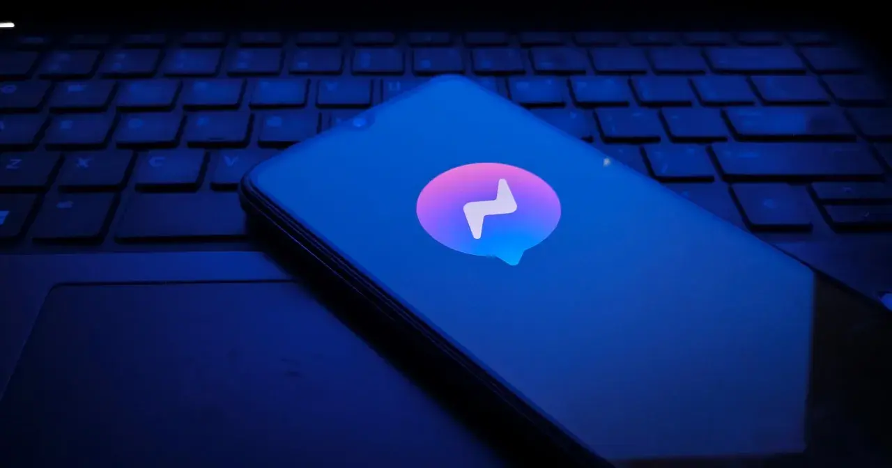 Smartfon z logo Messengera na klawiaturze. Dowiedz się, jak zainstalować Messenger, by zacząć rozmowy.