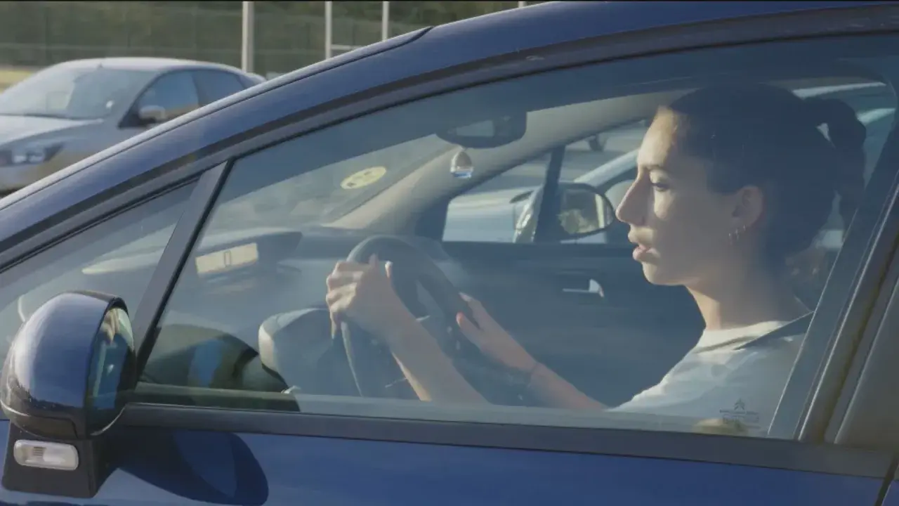 Joven conductora con las manos en el volante. Los accidentes que sufren los jóvenes suelen asociarse a la inexperiencia al volante.