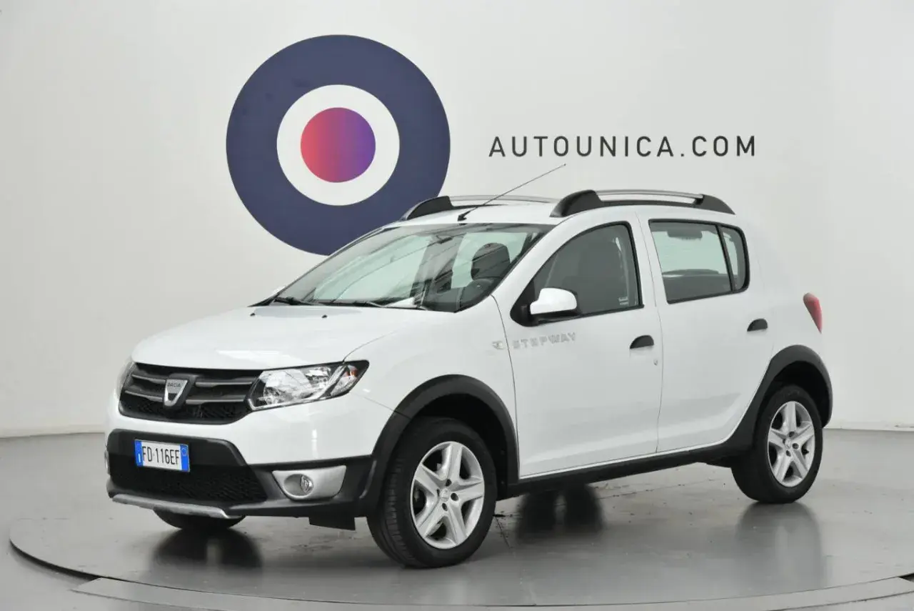 Dacia Sandero 1500 diesel Stepway bianca, pronta per ogni avventura.