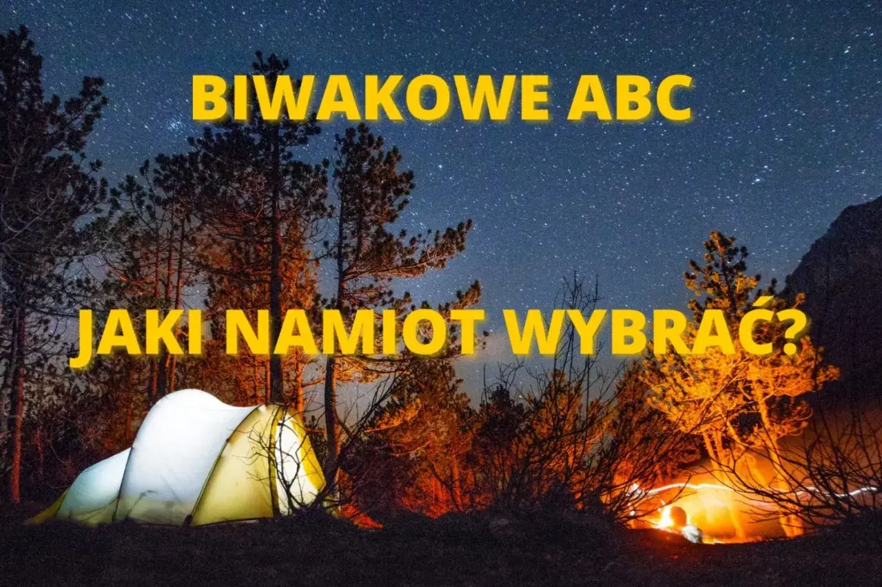 Nocne biwakowanie pod rozgwieżdżonym niebem. Jak wybrać namiot, by noc była udana? Dwa oświetlone namioty w lesie.