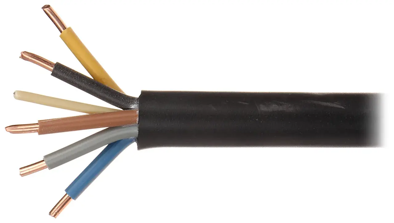 Sześciu żyłowy kabel yky 3x6 z miedzianymi przewodami w izolacjach: żółtej, czarnej, beżowej, brązowej, szarej i niebieskiej.