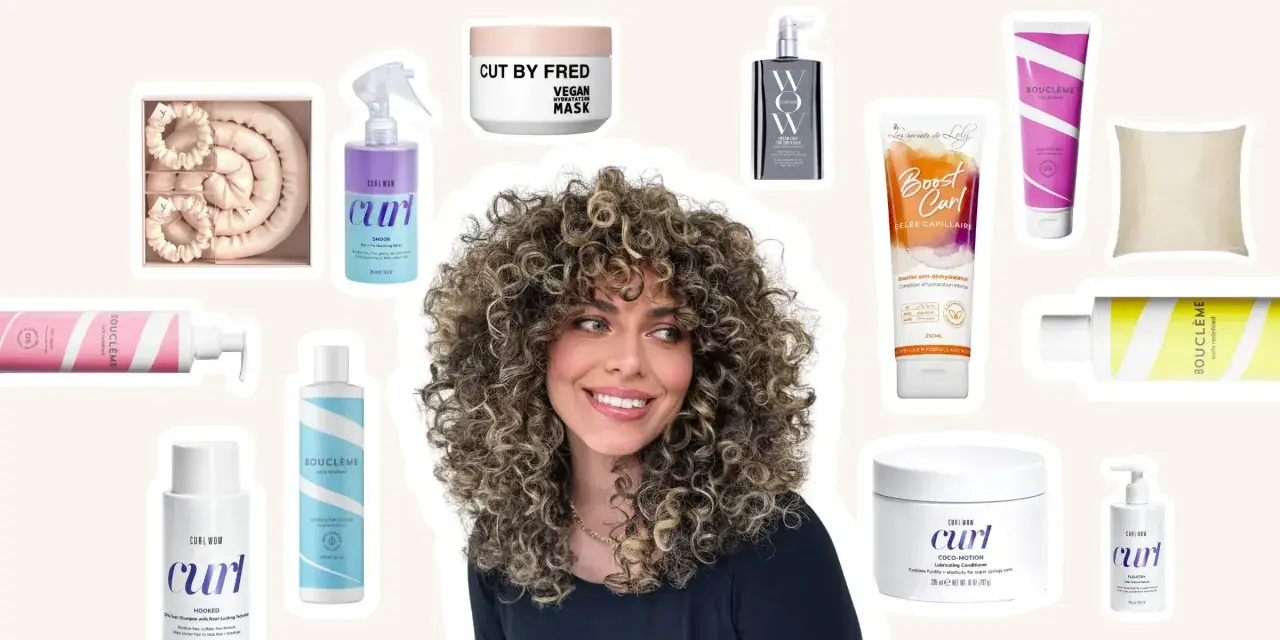 Une femme aux cheveux bouclés naturels rayonne, entourée de produits pour le soin des cheveux bouclés.