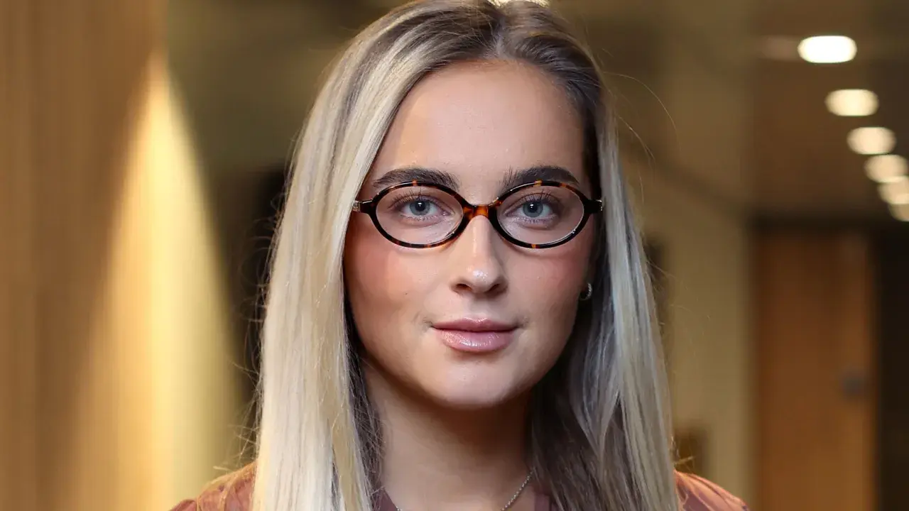 Evelina Andersson med glasögon och blont hår.