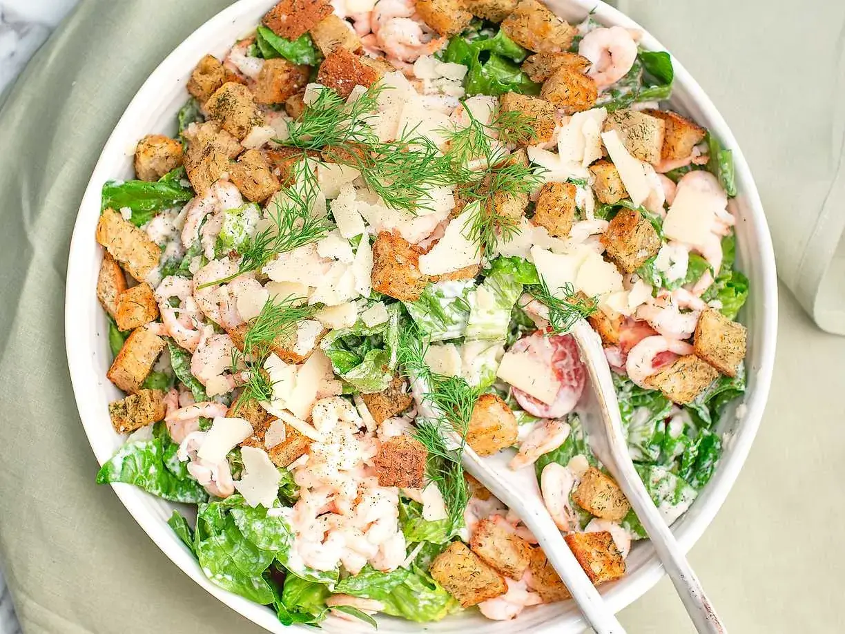 En härlig caesarsallad med räkor, krutonger och parmesan. Ett perfekt caesarsallad recept för en lätt lunch.