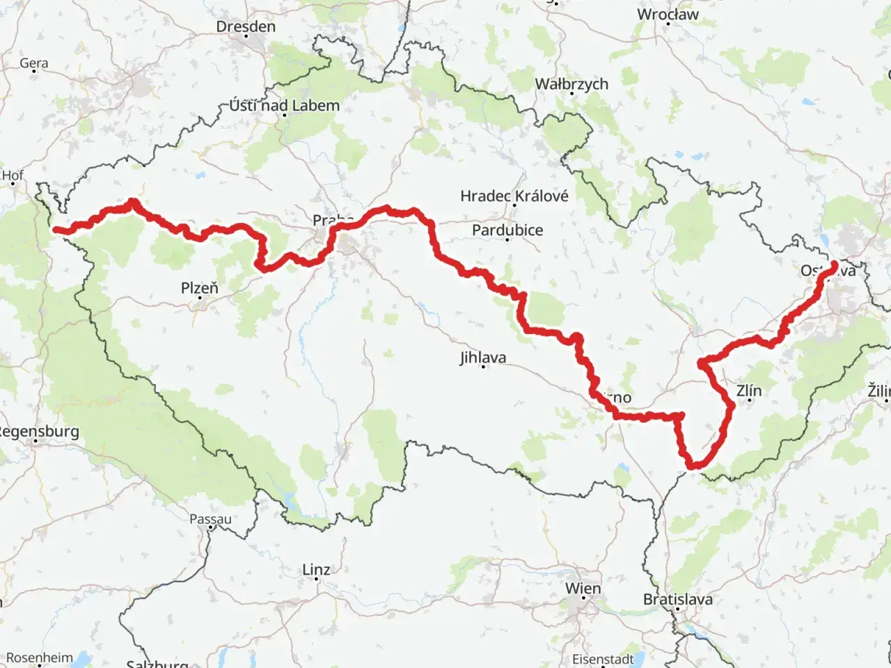 Mapa z zaznaczonymi trasami rowerowymi Czech, biegnącymi od zachodniej granicy przez Pragę, Brno aż po wschodnią część kraju.