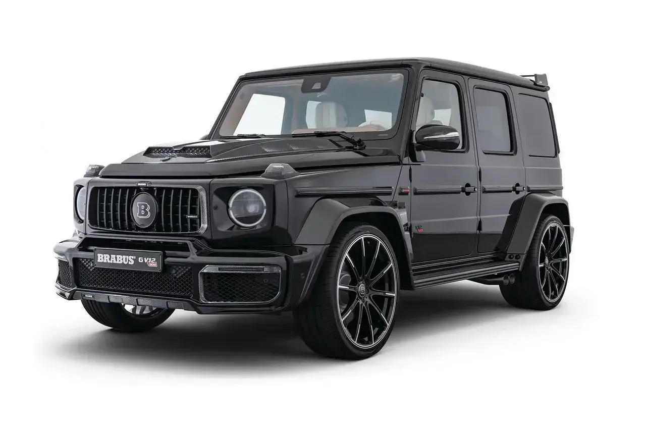 Czarny Mercedes G klasa Brabus GV12 z masywnym grillem i felgami. Sprawdź jego imponującą mercedes g klasa brabus cena.