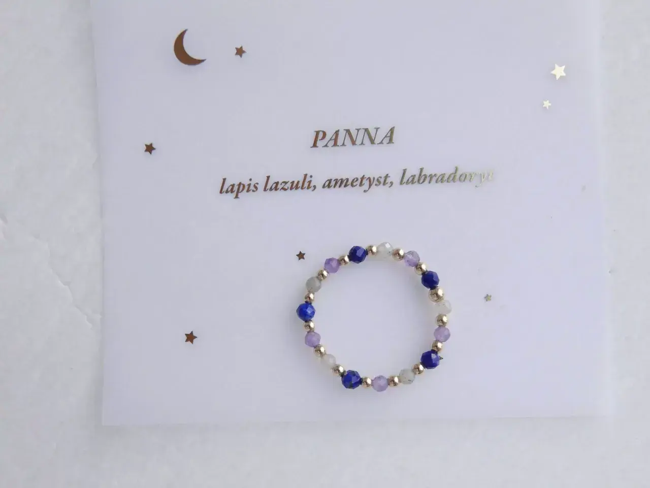 Pierścionek z lapis lazuli, ametystu i labradorytu dla Panny. Kamienie tworzą magiczny krąg, niczym nocne niebo.