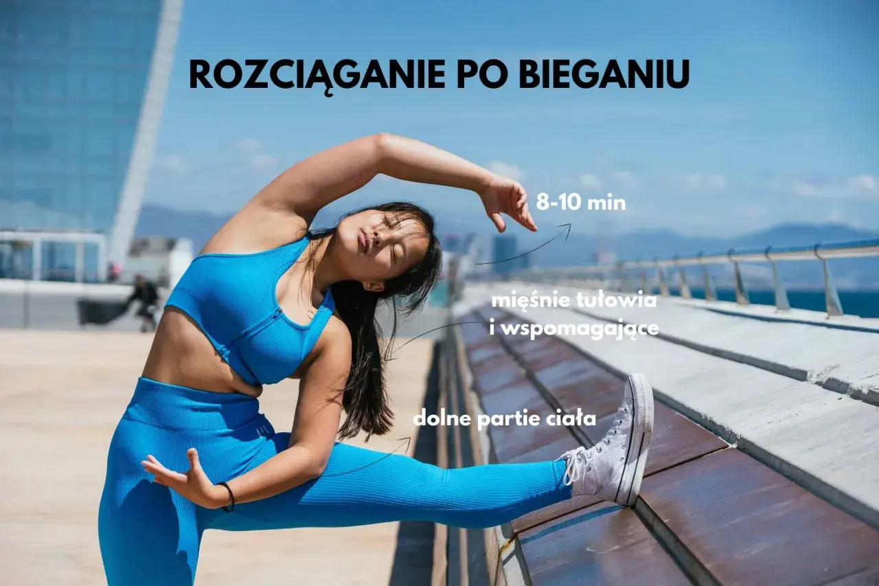 Kobieta w niebieskim stroju wykonuje rozciąganie po bieganiu, skupiając się na mięśniach tułowia i dolnych partiach ciała.