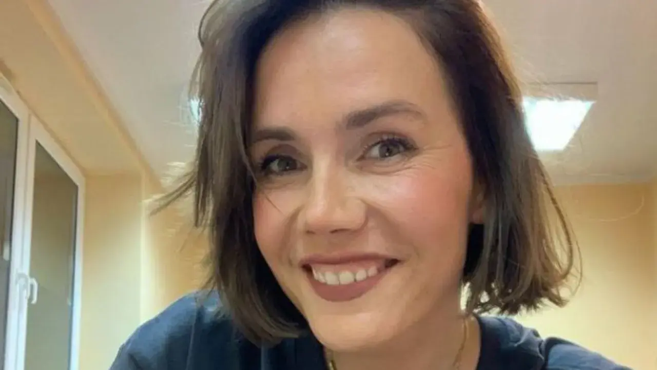 Uśmiechnięta Olga Bołądź, wiek nie gra roli, gdy ma się taki blask w oczach. Krótkie włosy, ciepłe światło.