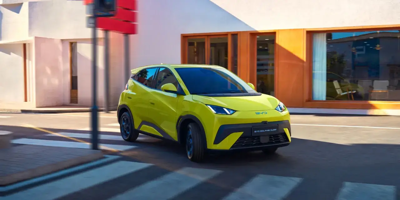 Żółty BYD Dolphin Surf sunie ulicą, niczym mewa po niebie.