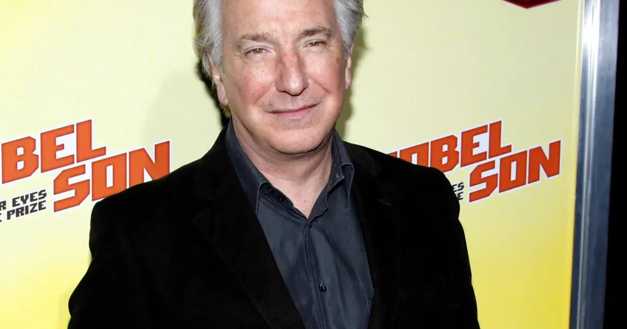 Alan Rickman, uśmiechnięty, w czarnym garniturze, na tle napisu "BEL SON". Może wspominał swoje dzieciństwo?