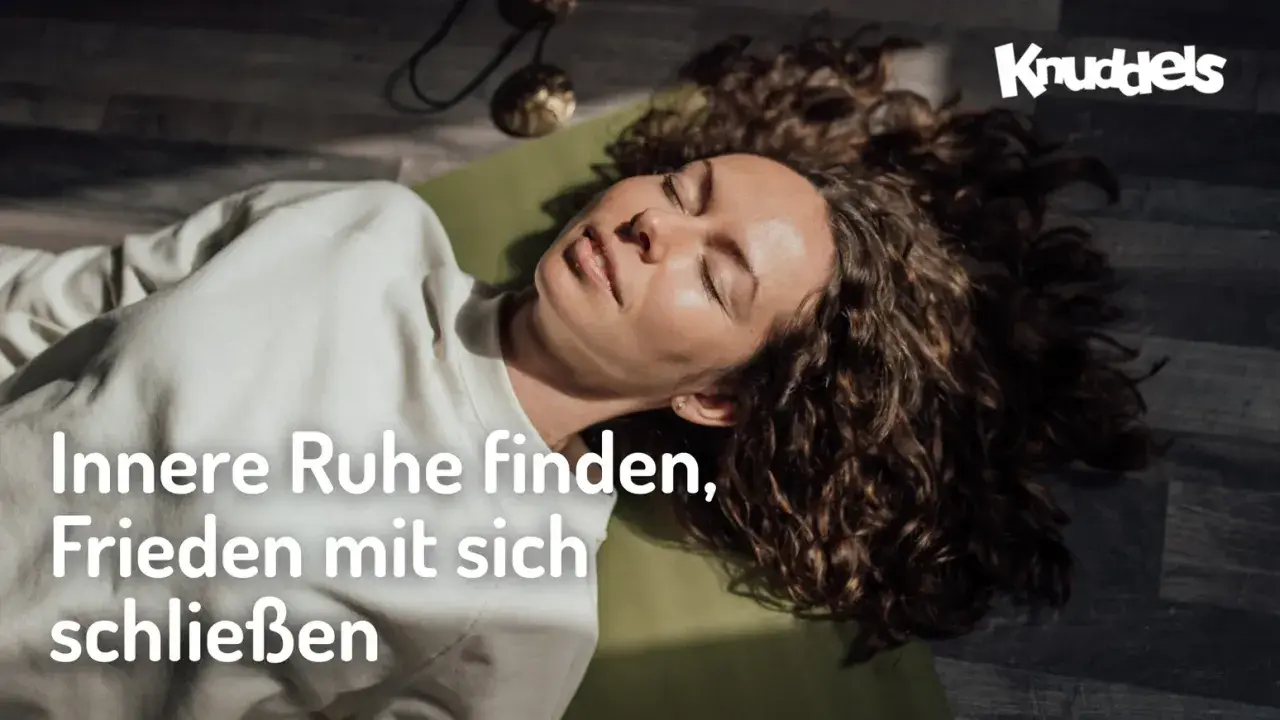 Frau liegt entspannt auf einer Matte, sucht innere Ruhe. Was tun bei Autophobie? Hier finden Sie Antworten.