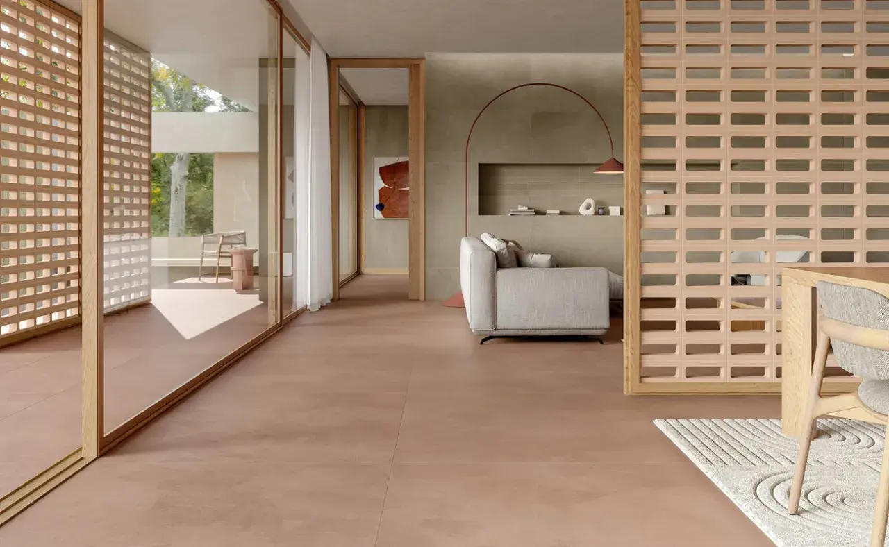 Pavimento in gres porcellanato rosso per esterni, che crea un'atmosfera calda e accogliente in un soggiorno moderno con arredi minimalisti.
